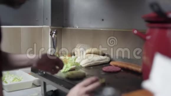 厨师在热板上煮鸡蛋视频的预览图