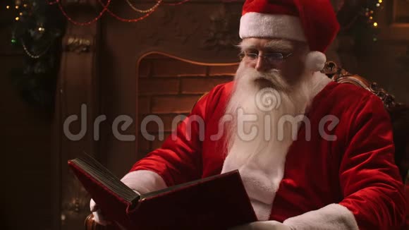 真正的圣诞老人在家壁炉旁看书视频的预览图