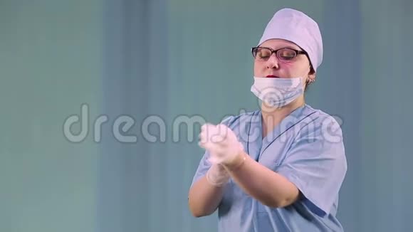 一名女医生戴上医疗手套戴上口罩准备对疑似冠状病毒的人进行检查视频的预览图