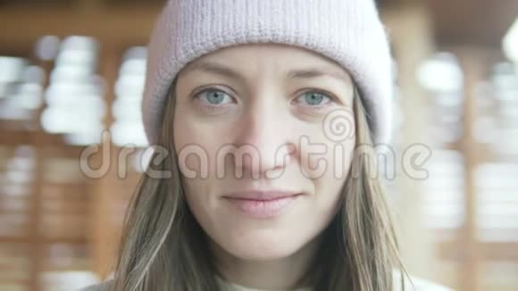 一位戴帽子的年轻美女在街上的特写镜头视频的预览图