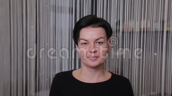美容手术后美丽的女性肖像视频的预览图
