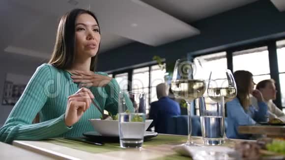 亚洲女人在餐馆吃饭和交流视频的预览图