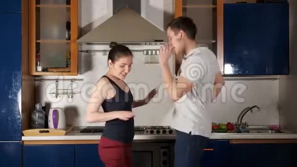 妻子和丈夫享受闲暇时间跳舞唱歌视频的预览图