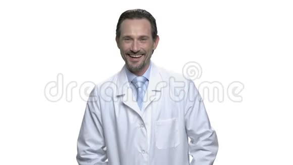 在白色背景上嘲笑成熟的医生视频的预览图