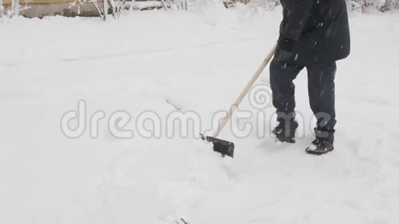 一个年轻人用铲子清除雪视频的预览图