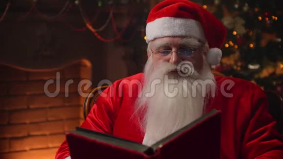 一个穿着圣诞老人套装的白胡子老人坐在椅子上背景是装饰过的视频的预览图
