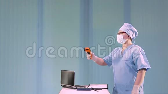 戴着医用口罩的女医生在工作日开始前远程测量男人的体温视频的预览图