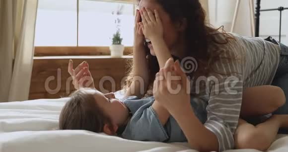 年轻的母亲和学龄前的女儿玩偷窥游戏视频的预览图