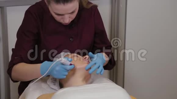 专业美容师女性表演微粉化面部皮肤视频的预览图