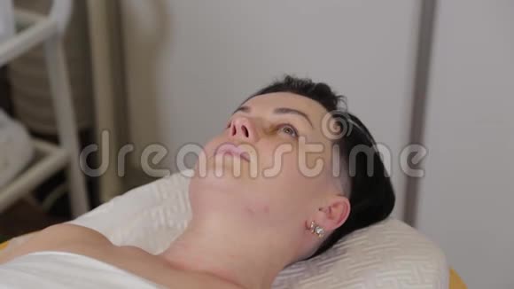 漂亮的女人在做美容手术前躺在沙发上视频的预览图
