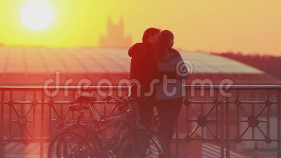 在城里欣赏风景优美的日落的情侣视频的预览图