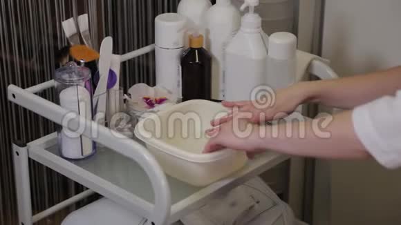 美容师在豪华水疗沙龙的面膜手术前滋润毛巾视频的预览图