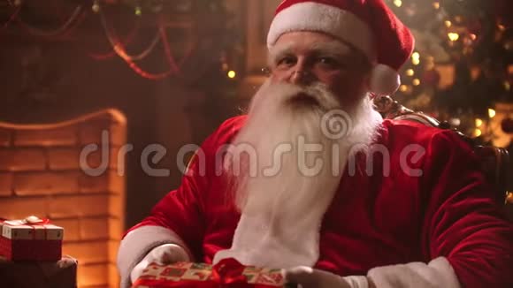 圣诞老人的特写为圣诞节带来了礼物家庭装饰寒假概念视频的预览图