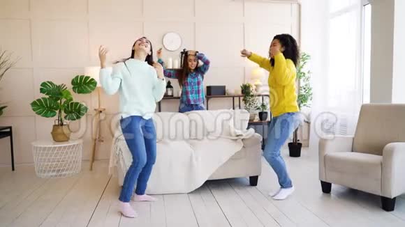 快乐的多种族女孩在家里举行舞会视频的预览图