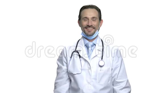 专业男医生出示药瓶视频的预览图