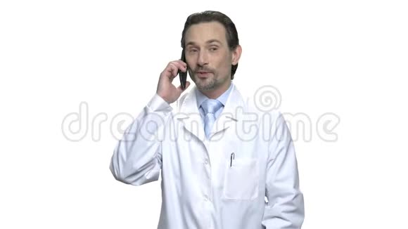 有胡子的医生在打电话视频的预览图