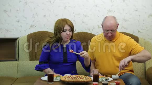 一男一女在餐桌上用酱油筷子吃面包视频的预览图