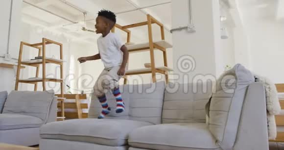 小男孩在沙发上蹦蹦跳跳视频的预览图