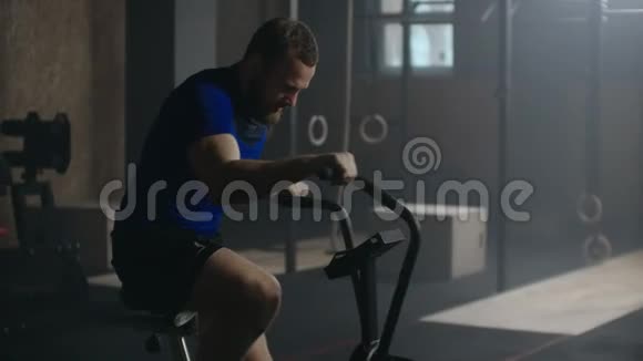 慢动作的人在健身房骑自行车锻炼视频的预览图