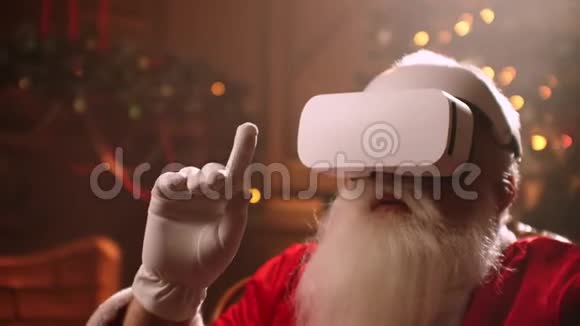 圣诞老人戴着虚拟现实头盔冲浪虚拟现实与圣诞精神隔绝科技理念接近视频的预览图