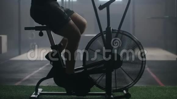慢动作适合年轻人在健身房里骑自行车进行有氧运动视频的预览图