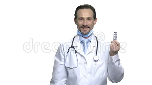 微笑的成熟医生在吃药视频的预览图