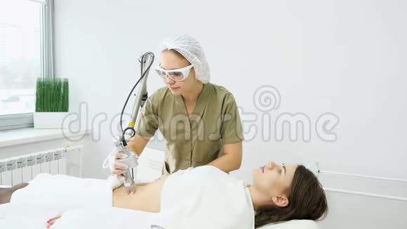 专业治疗师做激光脱毛手术视频的预览图