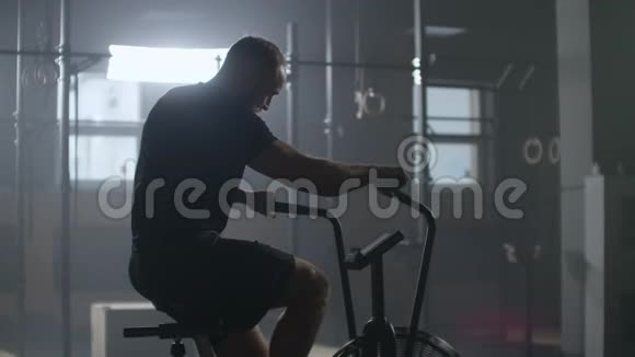 运动健身男子骑自行车在健身房旋转适合年轻女性健身车视频的预览图
