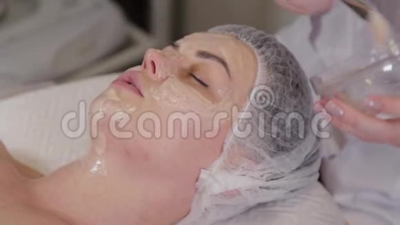 专业美容师女性在病人脸上戴面具视频的预览图
