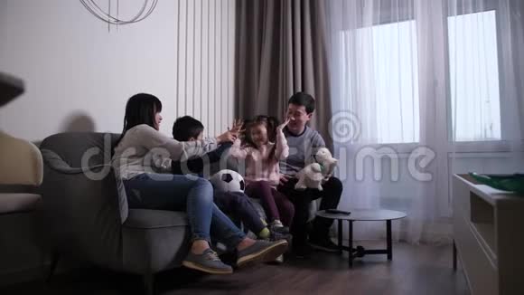 幸福的中国家庭和孩子们在家玩耍视频的预览图