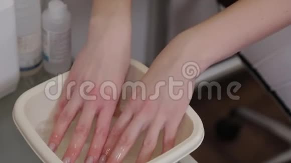 美容师在豪华水疗沙龙的面膜手术前滋润毛巾视频的预览图