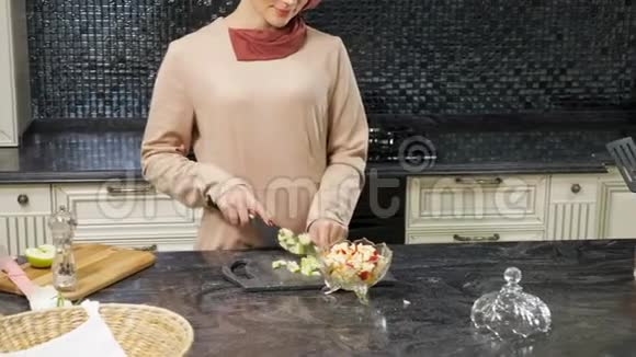 妻子为孩子们烹制清真菜在厨房切苹果视频的预览图