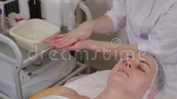 专业美容师在她的手上擦液体肥皂视频的预览图