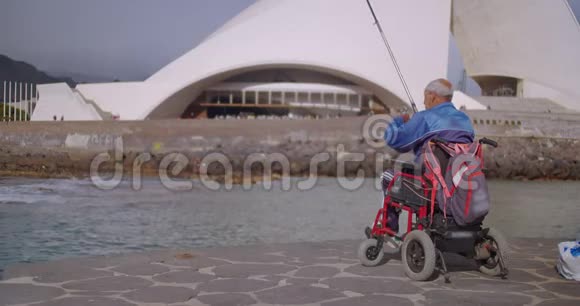 埃尔德里残疾渔夫坐轮椅钓鱼视频的预览图