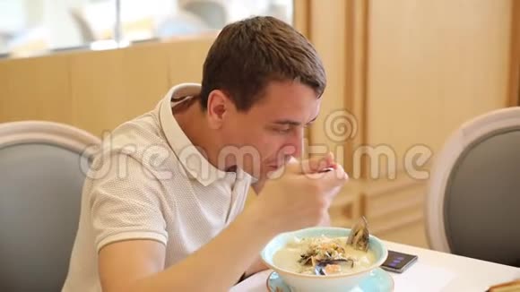 一个男人正在吃一道东方亚洲菜视频的预览图