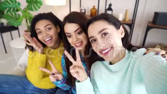 阿拉伯女孩与多种族朋友在家录制自拍视频视频的预览图