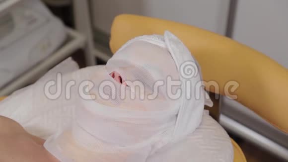 女病人躺在一间美容院脸上有绷带视频的预览图