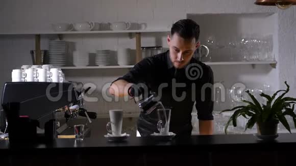 熟练的咖啡师用牛奶倒咖啡杯视频的预览图