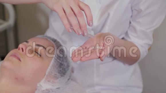 专业美容师在他的手上放了一种特殊的粉末视频的预览图