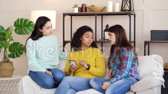 多种族女性朋友坐在客厅里聊天视频的预览图
