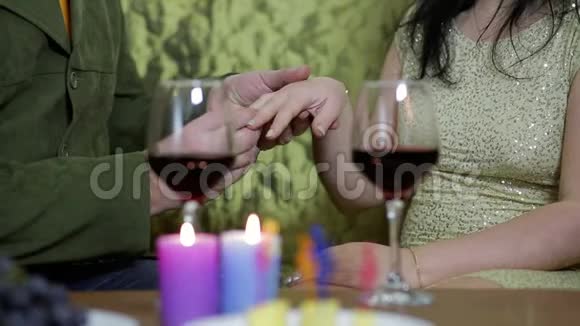 在浪漫的约会中男人把戒指戴在女人的手指上视频的预览图