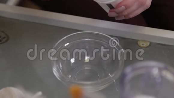 专业美容师女性在一个特殊的容器里搅动面具视频的预览图