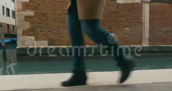 女人匆忙沿着威尼斯运河前进视频的预览图
