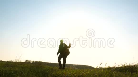 冒险和旅行的概念有趣的旅行者带着背包走来走去带背包散步的游客视频的预览图