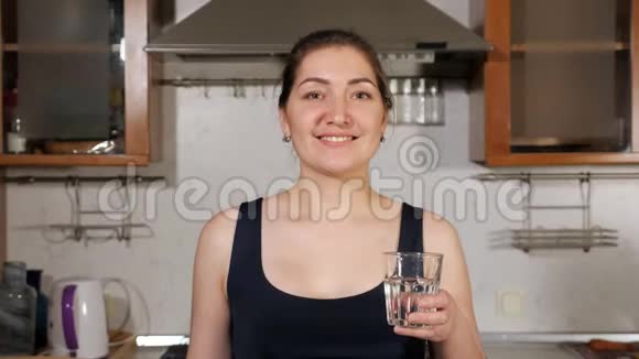 女孩喝水享受健康饮食特写视频的预览图