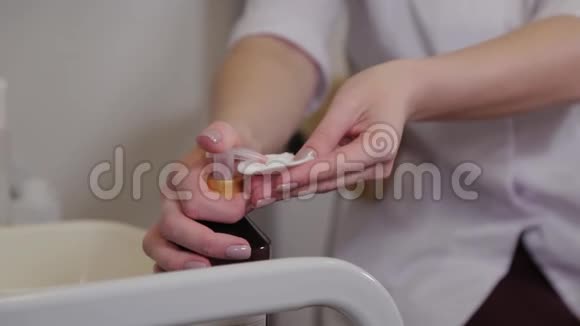专业美容师女性在棉垫上涂补药视频的预览图