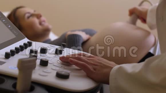 产科医生做妊娠超声的手视频的预览图