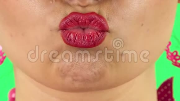 女孩用嘴唇接吻闭合视频的预览图