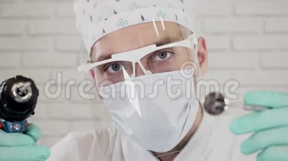 疯狂的医生或戴面罩的牙医做鬼脸并用钻孔特写来吓唬人视频的预览图