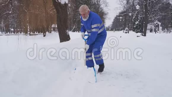 高级清洁工清除积雪视频的预览图